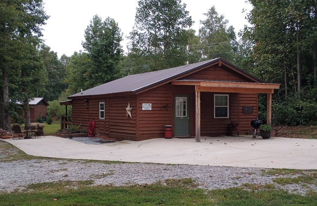 Creek side mtn cabin Near hiking, waterfalls, lakes& golf. Pets/ dogs 25lb less