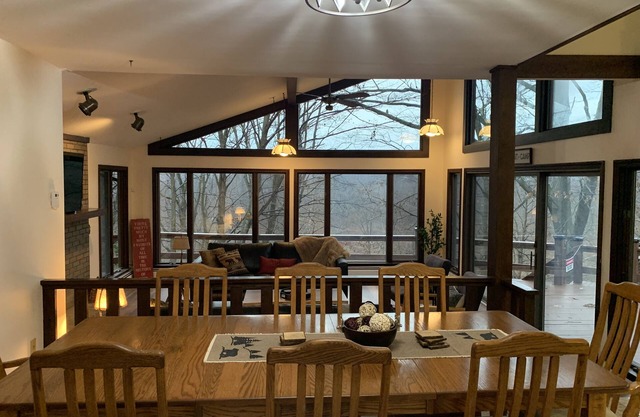 Creek side retreat and breathtaking views! Moments from hunting and fishing!