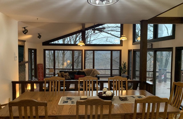 Creek side retreat and breathtaking views! Moments from hunting and fishing!