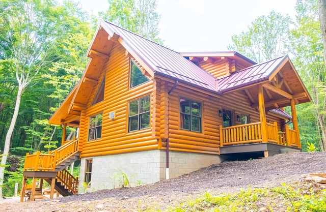 Creek Song Cabin 3 bedroom, sleeps 6, hot tub