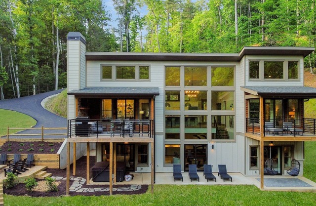 CREEK VIEWS!!! 5BR Mountain Modern Luxury on the water! Must See!