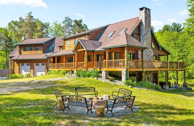 Creekfront Log Mansion avec piscine extérieure chauffée et bain à remous