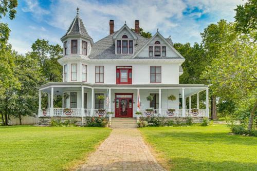 Creekfront Yellville Manor with Parlors and Fire Pit!