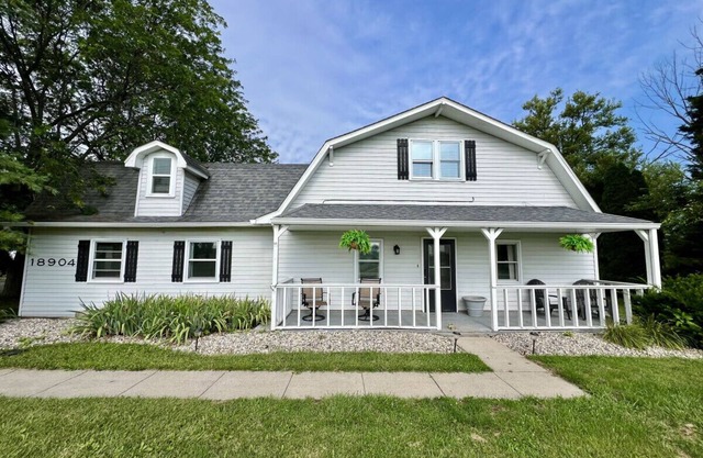 2,270 Sq. Ft. Accueil sur 4 acres de terrain, 1 mile de Grand Park, dort 16+