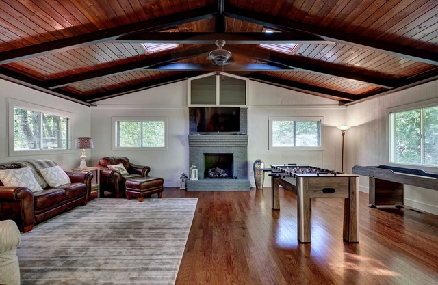 Creekside Cabin is 1m to Lake Glenville, 6m to Cashiers, 16m to Highlands