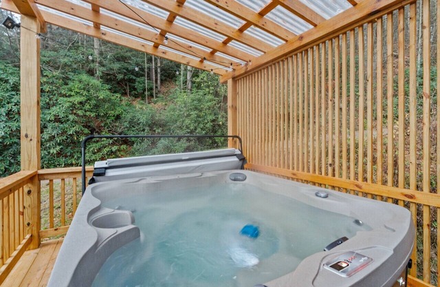 Creekside Cabin Near Town