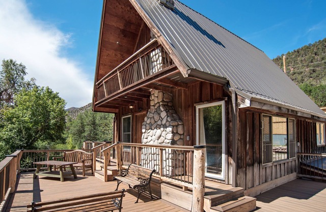 Creekside cabin near Glenwood with outdoor kitchen