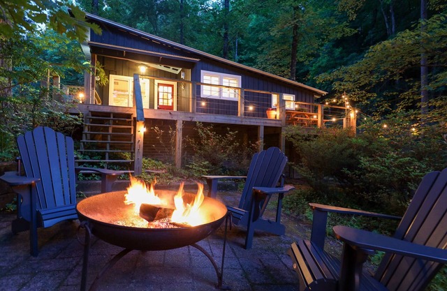 Creekside Cabin - Walk to Downtown