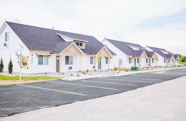 Creekside Cabins- Large Property for Reunions
