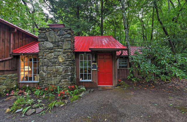 Serene Creekside Cottage près d'Asheville w / Fire Pit