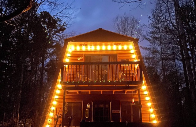 Creekside Crow's Nest - Cozy Getaway Near Wineries
