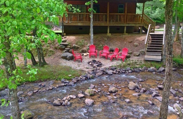 Escapade en famille à Creekside! Je ne peux pas être plus près de l'eau que ça!