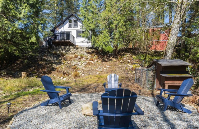 Creekside Getaway HS WiFi, Firepit, Mountain View