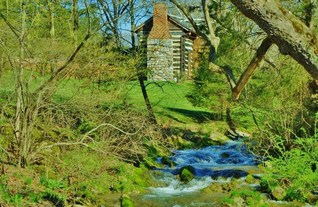 Cabane en rondins historique de Creekside avec toutes les commodités modernes au moulin historique de Wade