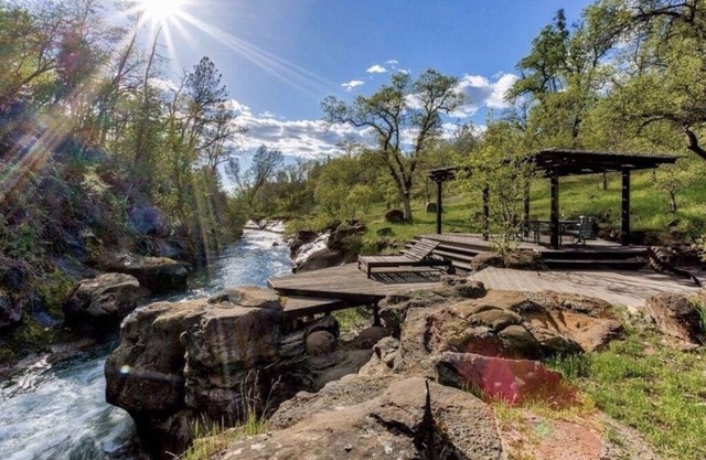 Mountain House & Guest Suite w / Private Waterfall, près de Lassen & Burney Falls