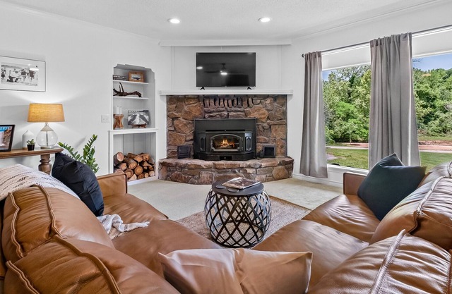 Creekside oasis on 7 acres with pool and hot tub - close to Beaver Lake and town