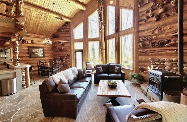 J-Star Ranch - River-Front Rustic Luxury Log Cabin on 23 Acres