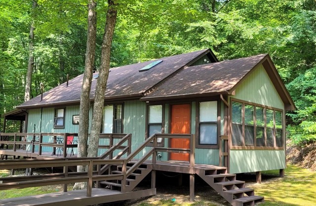 Creekside Retreat is a newly remodeled secluded getaway in a lakeside community!