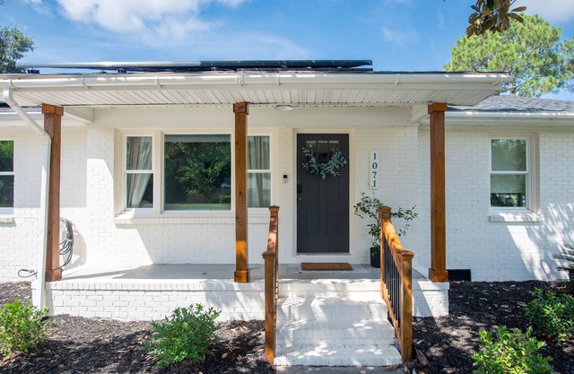 Charming 3-bedroom house in lovely Charleston, Between Downtown & Folly Beach!