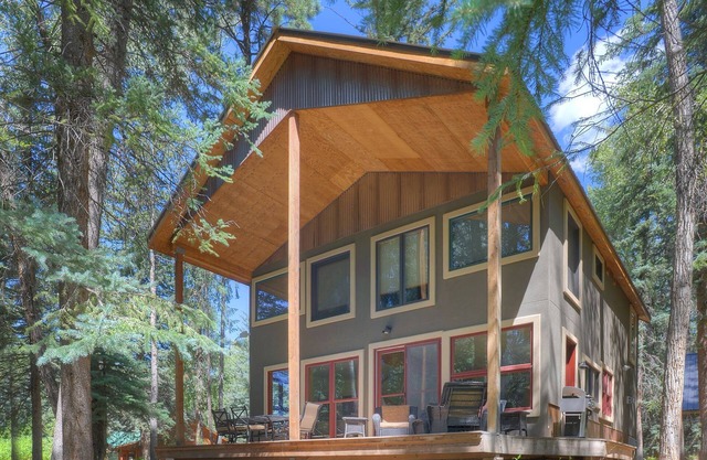 Creekside Retreat Waterfront Home 20 Minutes from Downtown Durango