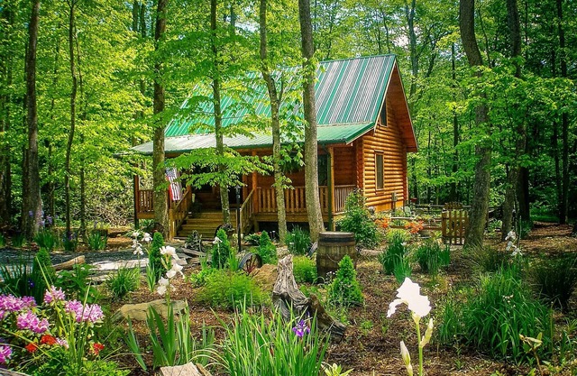CREEKSIDE SERENADE-CABIN SUR MTN STREAM W / BUBBLING HOT TUB, WIFI & TABLE DE JEU!