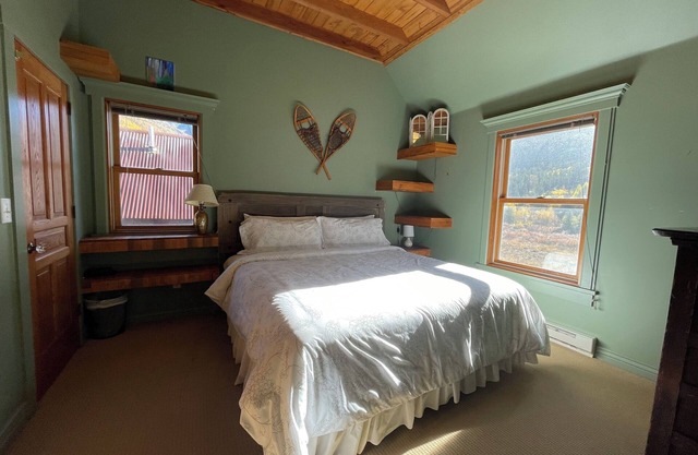 Creekside Side Pet Friendly Retreat