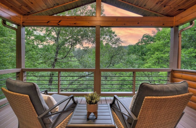 A Little Bit of Heaven - Hot tub, firepit, and nearby creek!