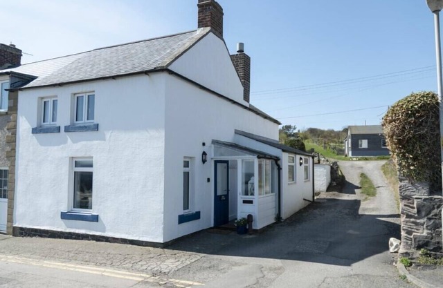 CREEL COTTAGE, CRASTER, pet friendly, with open fire in Craster