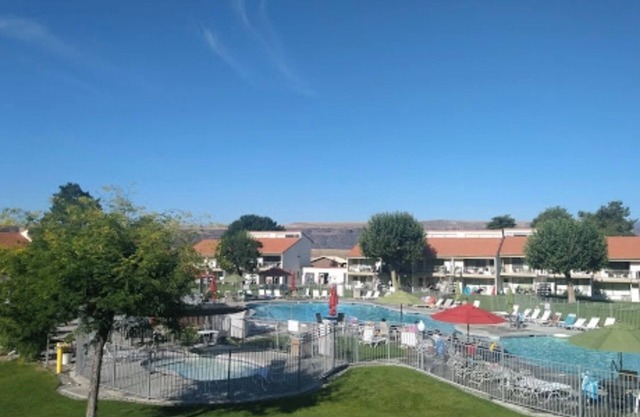 Crescent Bar Condo: On the river with Pool, Gorge shuttle/Wineries, WiFi, AC