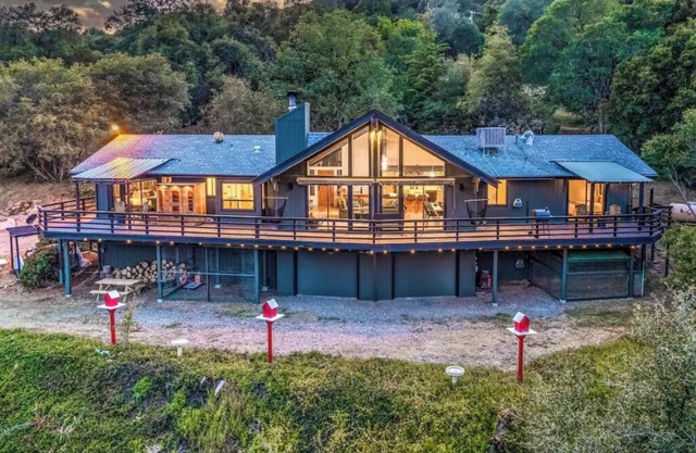 🌙 Crescent Chalet - Hot Tub, Views, Sauna!