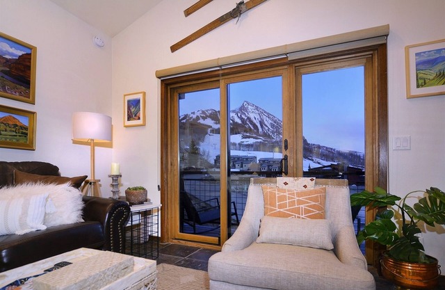 Crested Mountain North J6 / Only a 70 Yard Walk to the Slopes!