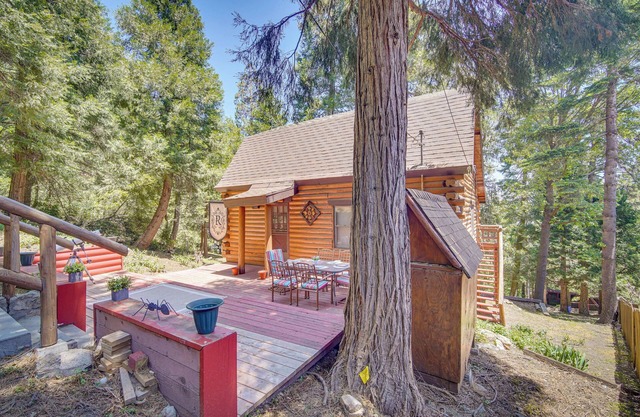 Crestline Area Vacation Rental Cabin w/ Decks!