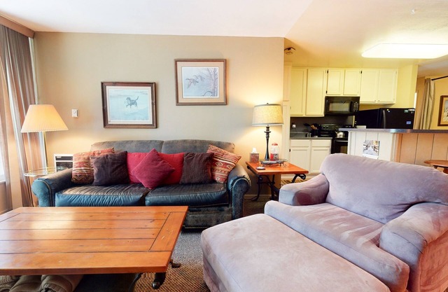 Crestview 25 Convenient Location near the Village and Lifts, Pet-Friendly by RedAwning