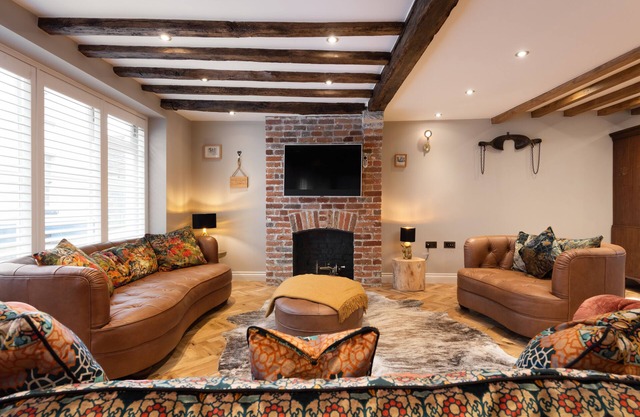 Crippens, Bubblelicious, Historic, Wood Fireplace, parking, EV, City Center