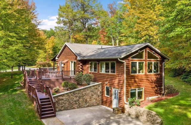 Crivitz Luxury Retreat - Firepit, EV Charger