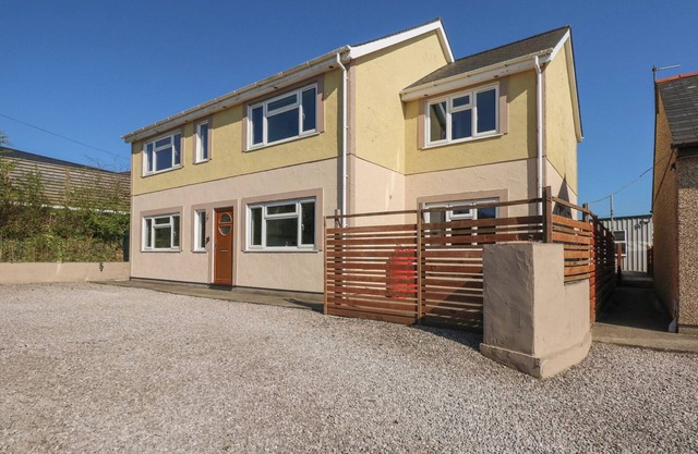CRIW NEWYDD, pet friendly, with open fire in Sarn Meyllteyrn