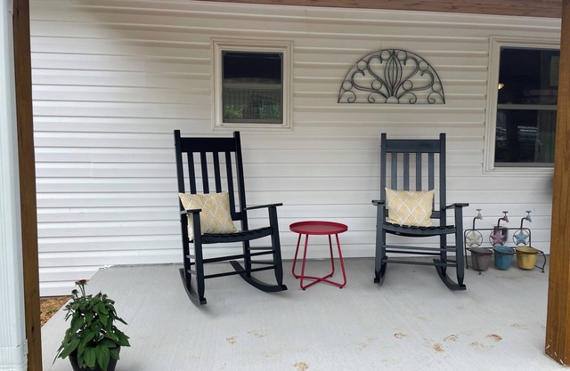 Crooked Creek Cottage, West Jefferson, NC. Only 30 minutes from AppState Stadium