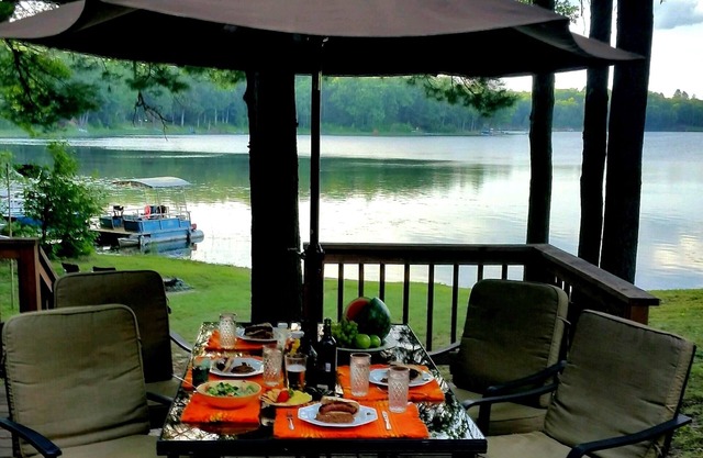Cabane au bord du lac Crooked dans les collines Amish