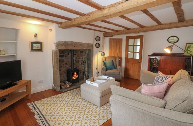 CROSS VIEW COTTAGE, family friendly, with open fire in Alston