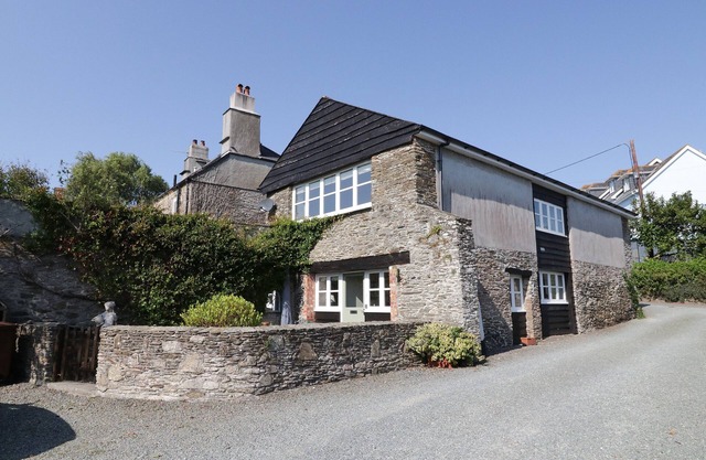 CROSSCOMBE BARN, pet friendly, with open fire in Loddiswell