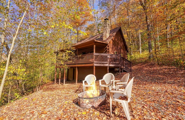 Crosscreek is a peaceful cabin with Hot tub and indoor fireplace.