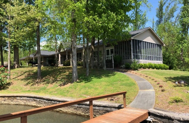 Crosswinds at Lake Guntersville (Lakefront w / dock)