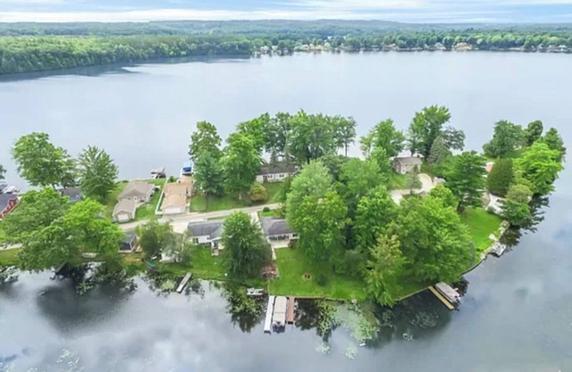 Croton Cottage on all sports lake! New retro table top gaming machine! Kayaks!