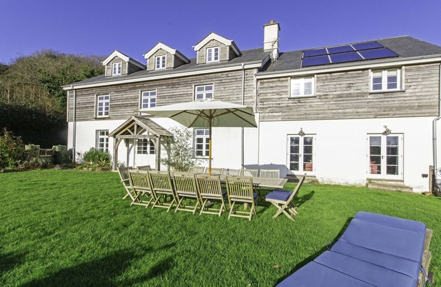 Crowborough, Slps 14, Valley Views, Log Burner & Dog Friendly