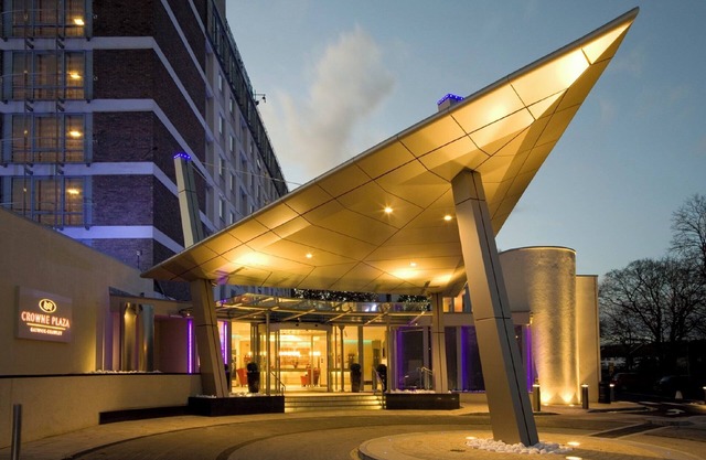 Crowne Plaza London- Gatwick Airport by IHG