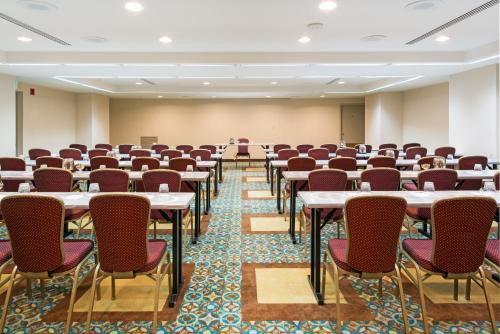 Crowne Plaza Seattle Newly Renovated with No Resort Fee
