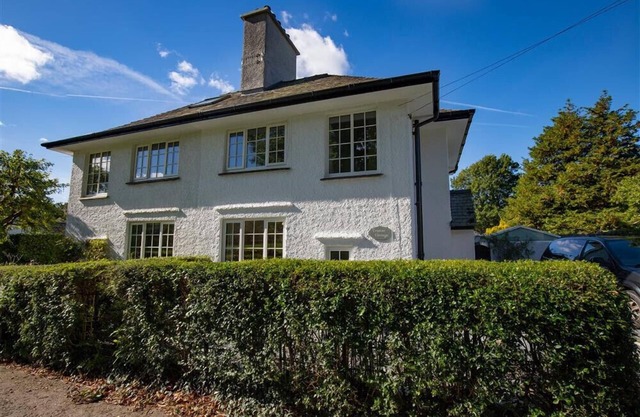 CROZIER COTTAGE, pet friendly, with open fire in Ambleside