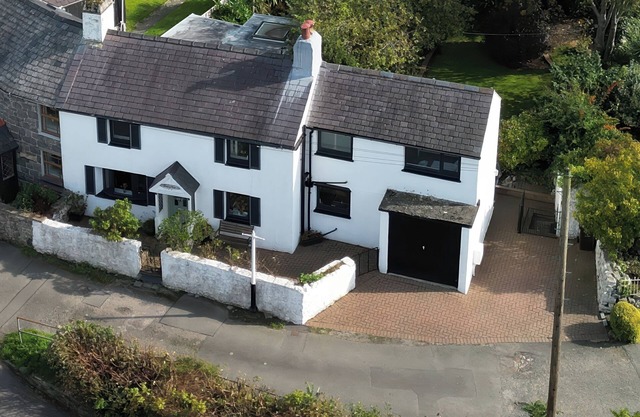 CRUD Y MOR, pet friendly, country holiday cottage in Llanfairfechan