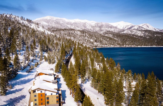 Crystal Bay Penthouse 300 + Community Hot Tub, Close to Beach & Ski