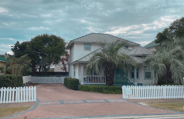 Crystal Beach|Newly Remodeled | Free WiFi | Pool | Pet-Friendly Walk to beach